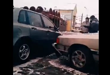 "Стенка на стенку!" В Ужгороде "подрались" два автомобиля