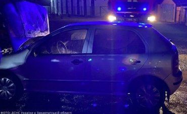 В Закарпатье вспыхнул автомобиль с водителем