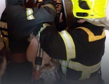 В Закарпатье спасатели достали ребенка из "ловушки" в больничном лифте