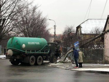 В Ужгороде из-за скользкого ДТП повредили частный дом