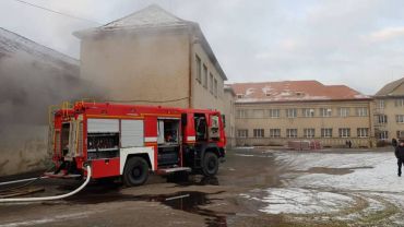 177 ученик срочно эвакуировали: В Закарпатье посреди урока начала пылать школа