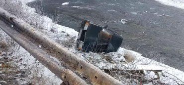 ДТП в Закарпатье: Автомобиль на берегу реки, сын водителя госпитализирован 