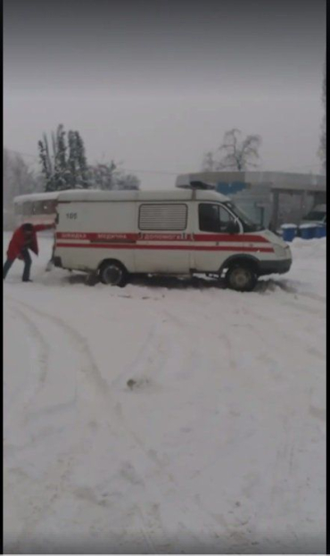 Через нечищені дороги в Ужгороді швидка допомога не може оперативно виїхати на виклик!