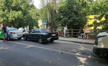В Ужгороде возле моста устроили масштабное ДТП с такси