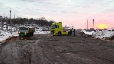 У Мукачеві заборонили рух вантажівкам міськими дорогами