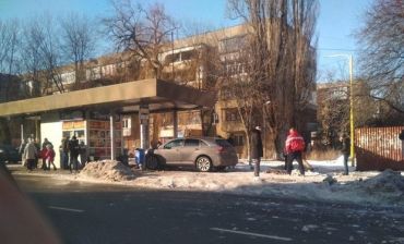 В Ужгороді автомобіль врізався в автобусну зупинку: чи постраждали люди, поки що невідомо