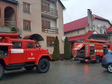 Десятки людей эвакуированы: В Закарпатье огонь под утро охватил отель