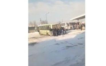 Закарпаття. Мешканцям Іршави, через негоду, довелося штовхати рейсовий автобус