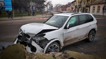 Авария в областном центре Закарпатья: Легковушка влетела неслабо