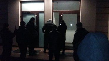 Закарпаття. Київські силовики прийшли в Ужгороді з обшуком в будинок депутата Волошина