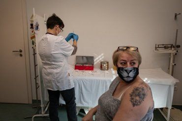 В Венгрии разрешили третью прививку от коронавируса