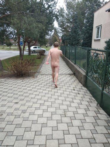 В чем мать родила: В Ужгороде гуляет полностью голый эксгибиционист