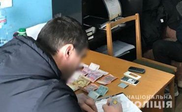 В Ужгороді злочинець звернувся до правоохоронця з 1000-доларовою "пропозицією"