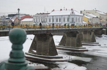 Зимовий Ужгород: мініатюрні вуличні фігурки і крижаний міст