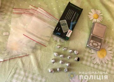 Наркота, зип-пакеты, весы и граната: В Закарпатье копы провели обыски у барыг