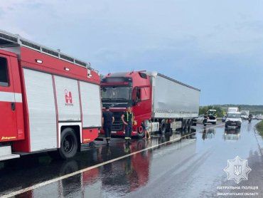 В Закарпатье после маневров грузовика трассу Киев-Чоп залило маслом 