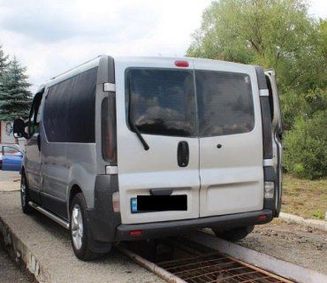 В Закарпатье из-за мизерной партии сигарет контрабандист лишился микроавтобуса 