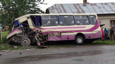 Пассажиры пострадали: Недалеко от Мукачево рейсовый автобус протаранил грузовик 