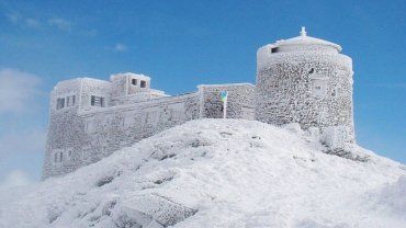 Заметену снігом обсерваторію в Карпатах показали з висоти!