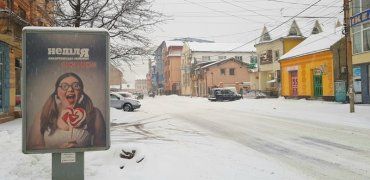 Закарпаття. На жінку з даху впав сніг на Швабській в Ужгороді