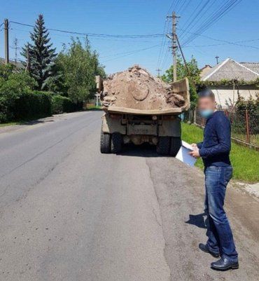 В Ужгороді піймали роззяву, у якого з причепа вантажівки сипалося сміття