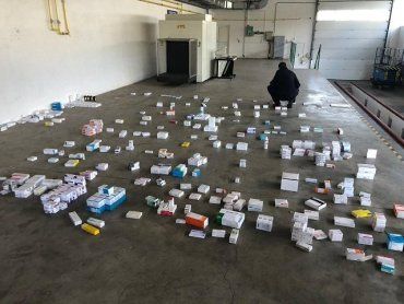 В Закарпатье на КПП Ужгород среди б/у гуманитарки обнаружили целый "арсенал" психотропов и наркопрепаратов