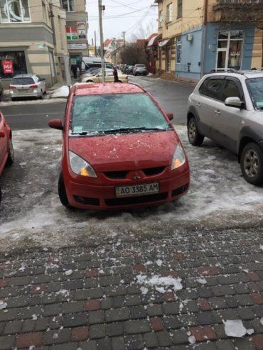 В центрі Ужгорода сніг з даху пошкодив іномарку
