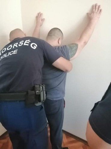 Разыскиваемого за вооруженный грабеж иностранца полиция Закарпатья экстрадировала в Венгрию 