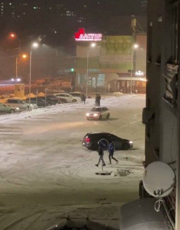 Зимний дрифт: В Ужгороде некоторые водители подошли с креативом к выбору зимних развлечений 