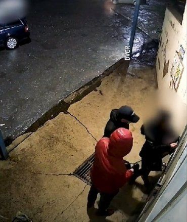 Опасно ходить по улицам: В областном центре Закарпатья грабители проследили за женщиной, и ограбили