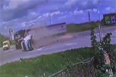Во Львовской области бус жестко протаранили два грузовика