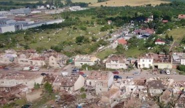 Обрушившийся на Чехию мощный торнадо нанес огромный ущерб.