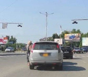 В областном центре Закарпатья две легковушки столкнулись на ровном месте