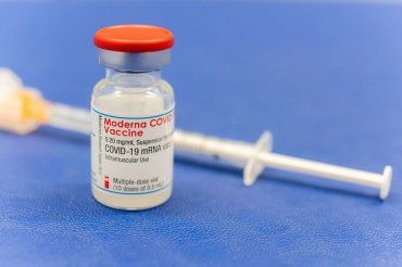 Дания и Швеция перестали прививать молодежь ковид-вакциной Moderna 