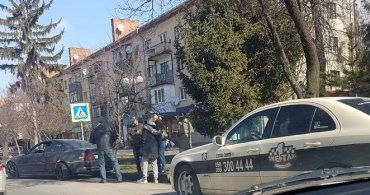 Сложная ситуация в центре Ужгорода: На проспекте ДТП, полиция в пути 