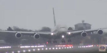 В Британии из-за шторма Деннис пилоты посадили боком самый большой пассажирский лайнер Airbus