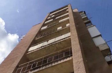 В областном центре Закарпатья с 9-го этажа выпал человек: Погибший на балконе был не один 