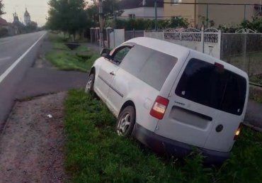 В Закарпатье обнаглевший пьяный водитель решил погоняться с патрульными и влетел в кювет