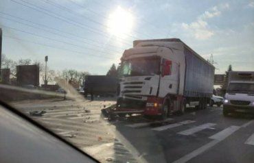 ДТП в Закарпатье: На трассе Киев-Чоп не слабо столкнулись два грузовика