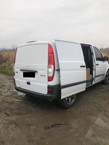 Накрылся "бизнес": В Закарпатье взяли контрабандиста на микроавтобусе до отказа забитом сигаретами