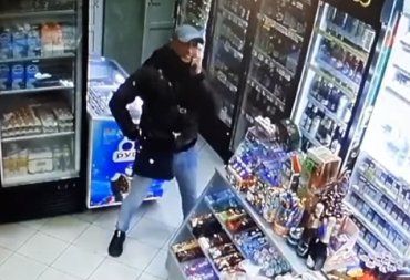 В Ужгороде ворюга мастерски украл сигареты прямо под носом у продавца