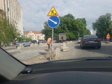 Жители областного центра Закарпатья в восторге от "скоростного" ремонта на площади Петефи