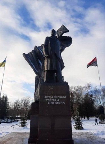В Тернополе неизвестные патриоты снова осквернили памятник Бандере