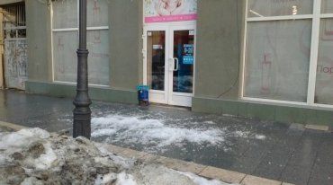 Ще на одну жінку в центрі міста Ужгород упав сніг із даху!