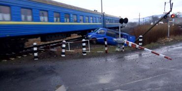 В Закарпатье поезд протаранил автомобиль с людьми, 5 пострадавших - официально