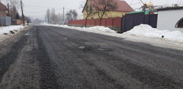 Закарпаття: новий асфальт на вулиці в Берегово вже розсипається