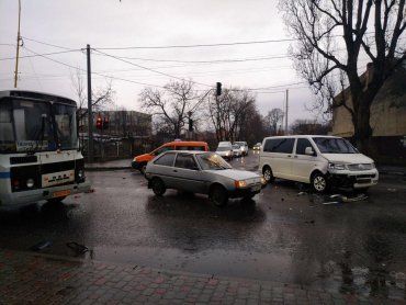 В Ужгороде на центральной улице масштабное ДТП с участием рейсового автобуса 