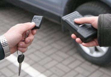 В Ужгороді орудують автокрадії, які зчитують дані з автомобільного ключа грабером