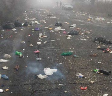 В Закарпатье на дороге образовался "мусорный хаос" 