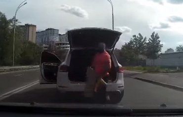 В Киеве псих на внедорожнике с битой напал на водителя авто 